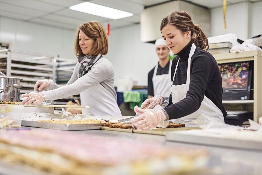 Cutting baked goods